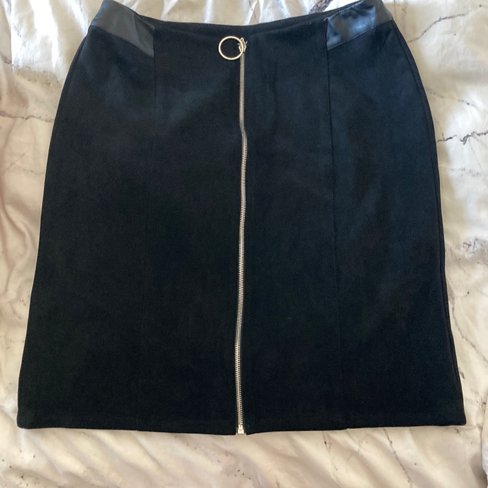 Essential Sioni- faux suede skirt with CF ring zipper